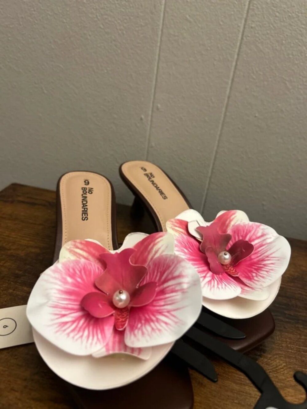 Women’s size 6 heels new with tags